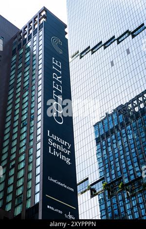 Coterie (links), ein luxuriöses Seniorenwohnheim, und The Spiral (rechts, alias 66 Hudson Blvd.), Gebäude außen, Hudson Yards, New York City, New York Stockfoto