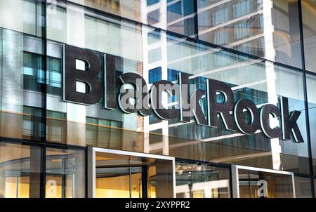 BlackRock, Inc., amerikanische internationale Investmentgesellschaft, Firmenzeichen außerhalb des Hauptsitzes des Gebäudes, 50 Hudson Yards, New York City, New York, USA Stockfoto