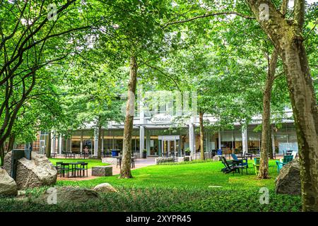 Takeda Pharmaceutical Company, Außengebäude und begrünter Lounge-Bereich im Freien, Cambridge, Massachusetts, USA Stockfoto