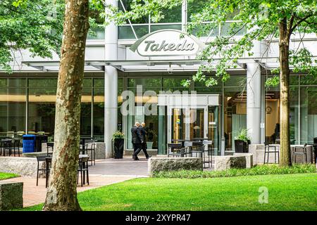 Takeda Pharmaceutical Company, Außengebäude und Lounge und Essbereich im Freien, Cambridge, Massachusetts, USA Stockfoto