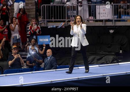 Savannah, Georgia, USA. August 2024. Vizepräsidentin KAMALA HARRIS hält eine Kundgebung in der Enmarket Arena während einer zweitägigen Bustour durch Südgeorgien ab. (Kreditbild: © Brian Cahn/ZUMA Press Wire) NUR REDAKTIONELLE VERWENDUNG! Nicht für kommerzielle ZWECKE! Stockfoto