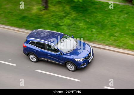 OSTRAVA, TSCHECHIEN - 10. APRIL 2024: Blaues Renault Koleos HC SUV-Fahrzeug, Bewegungsunschärfe-Effekt Stockfoto