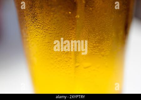 Bierglas mit kondensierten Wassertropfen Stockfoto