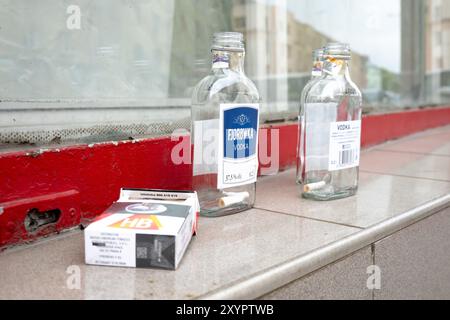 OSTRAVA, TSCHECHIEN - 25. SEPTEMBER 2023: Leere Flaschen Wodka-Alkohol und Zigaretten von Betrunkenen hinterlassen Stockfoto