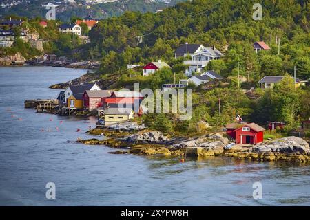 Norwegische skandinavische Landschaft mit Fjordwasser, Bergen und bunten traditionellen Häusern, Norwegen, Europa Stockfoto