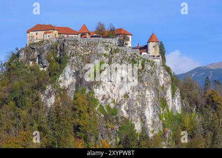 Die Burg von Bled, Slowenien auf Rock oben in der Nähe von See und bunten Herbst Bäume Stockfoto