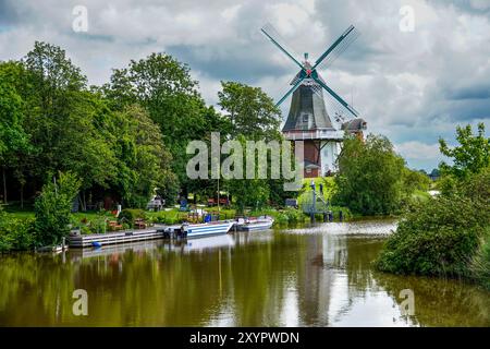 Deutschland, Greetsiel, Ostfriesland. Wahrzeichen der Zwillingswindmühlen am Eingang zu Greetsiel am 30. Mai 2022 Stockfoto