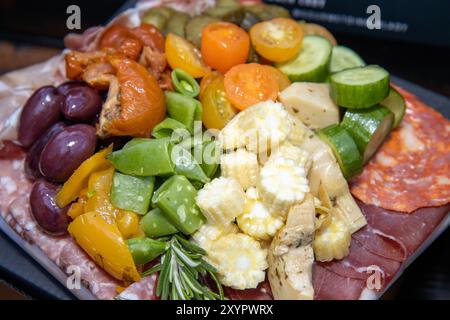 Eine große Auswahl an Gemüse und Fleisch auf einer Platte, Zutaten für ein gekochtes Gericht Stockfoto