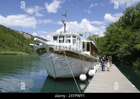 Kroatien, 21. Juli 2014: Touristen verlassen den Schiffstransport zum Wasserfallort. Touristenziel im Dalmatien Krka Nationalpark, Ort zum Besuchen, Europa Stockfoto