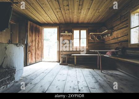 Einrichtung eines alten rustikalen verlassenen Berghütte in Österreich Stockfoto