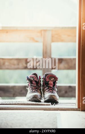 Wanderschuhe auf rustikalen Holzfußboden in einem verlassenen Berghütte in Österreich Stockfoto