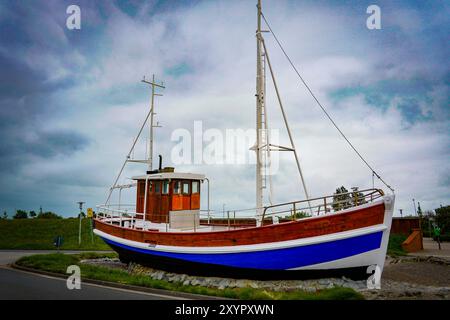 Norddeich, Deutschland. Boot FRIESIA als Denkmal im Zentrum von Norddeich. Mai 29,2022 Stockfoto