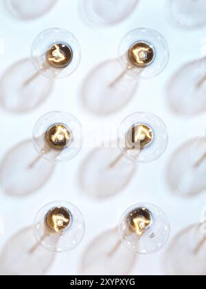 Beleuchteten Glühlampen Wolfram Glühbirnen auf hellblauem Hintergrund Stockfoto