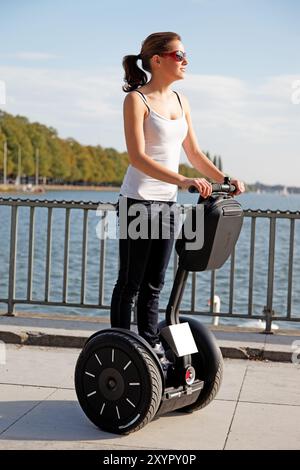 Frau auf einem Segway Stockfoto