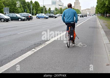 Radfahrer in der Innenstadt von Berlin Stockfoto