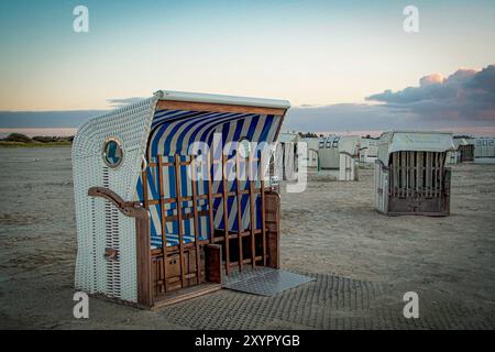 Deutschland, Norddeich, Ostfriesland. Abendszene bei Sonnenuntergang auf der Nordseepromenade von Norddeich am Wattenmeer. September 2022 Stockfoto