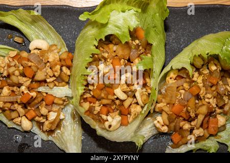 Ein köstlicher Teller mit Chicken Yuk Sung, chinesischen Salatpackungen mit Cashewnüssen, traditionelle Mahlzeit in china Stockfoto