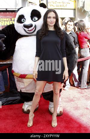 HOLLYWOOD, KALIFORNIEN, 9. NOVEMBER 2008: Angelina Jolie bei der Premiere von Secrets of the Furious Five in Los Angeles im Grauman's Chinese Theater in Stockfoto
