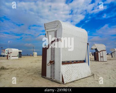 Deutschland, Norddeich. Landschaft mit leeren Liegen am Wattenmeer an der deutschen Nordseeküste. August 2023 Stockfoto