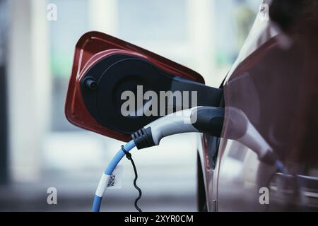 Elektroauto Aufladen mit Ladekabel und führenden Punkt Aufzuladen Stockfoto