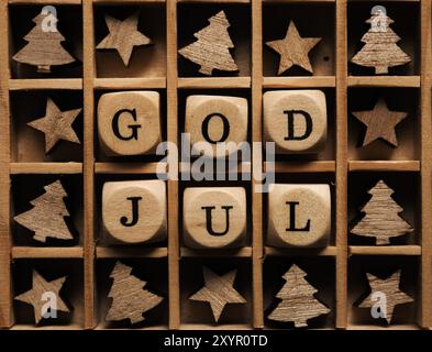 Skandinavische Frohe Weihnachten mit hölzernen Würfel mit den Worten Gott Jul Stockfoto