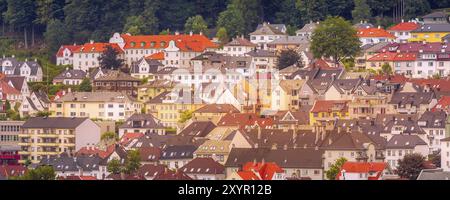 Bergen, Norwegen Luftaufnahme Sonnenuntergang Stadtbild Banner mit bunten traditionellen Häusern Stockfoto