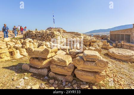 Athen, Griechenland, 14. Oktober 2016: Touristen in der Nähe alter Tempelruinen und griechischer Flagge in der Akropolis, Europa Stockfoto