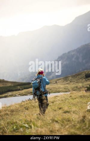 Frau in Profi-Sportbekleidung wandert auf dem Berg, Österreich, Europa Stockfoto