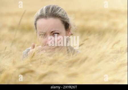 Porträt einer jungen Frau in einem Maisfeld Stockfoto