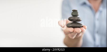 Handgehaltener Steinturm Stockfoto