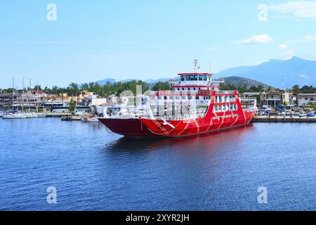 Keramoti, Griechenland, 5. Mai 2018: Blick auf den Hafen von Keramoti und die Stadt mit der Fähre zur Insel Thassos, Europa Stockfoto