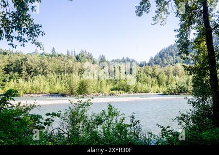 Blick auf den Vedder River, der sich durch Chilliwack, British C, Olumnbia, Kanada schlängelt Stockfoto