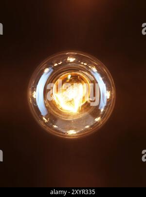 Einzelne Leuchten Glühbirne Glühlampe Wolfram auf schwarzem Hintergrund isoliert Stockfoto