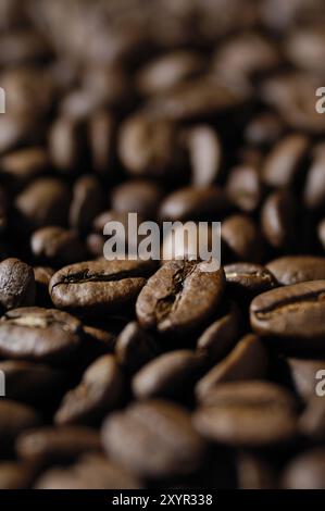 Stockfoto des Makros Kaffeebohnen mit künstlerischer Hintergrundstruktur mit flachem Fokus Stockfoto