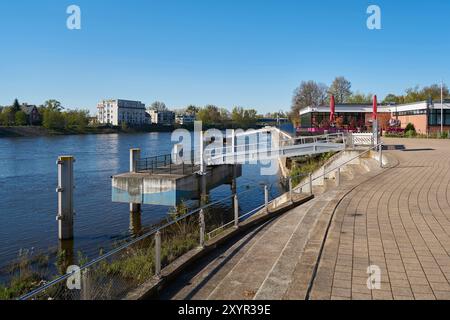 Promenade an der Elbe bei Magdeburg. Die Promenade z Stockfoto