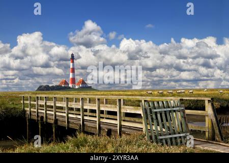 Holzbrücke mit Leuchtturm Westerhever, Schleswig-Holstein, Deutschland, Europa Stockfoto