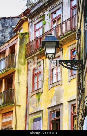 Porto, Portugal Altstadt bunte traditionelle Häuser und Straßen laterne Stockfoto