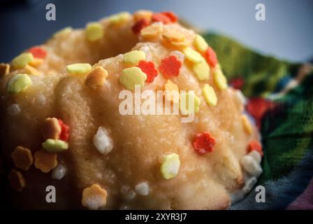 Wunderschön dekorierter hausgemachter Geburtstagskuchen Stockfoto