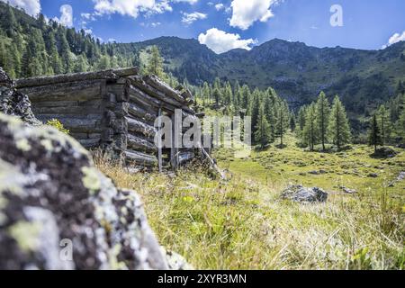 Ruine einer Chalet in Österreich: idyllische Landschaft in den Alpen Stockfoto