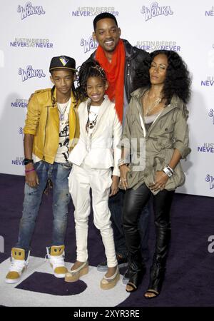 Jaden Smith, Willow Smith, will Smith und Jada Pinkett Smith bei der Premiere von „Justin Bieber: Never Say Never“ in Los Angeles im Nokia Theater Stockfoto