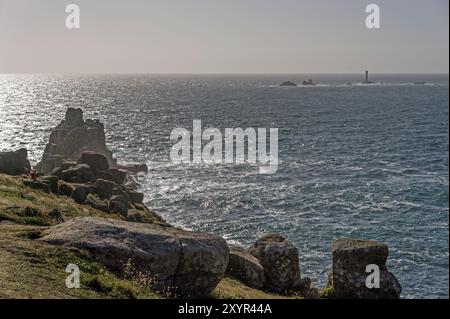 Armed Knight und Longship's Light von Lands End, Cornwall Stockfoto