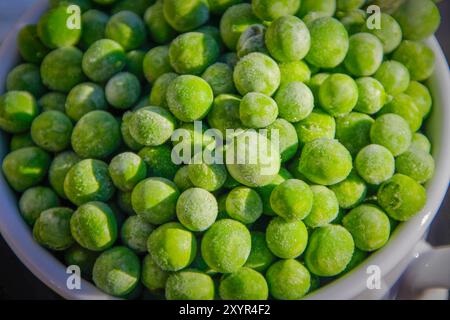 Füllformat für grüne gefrorene Erbsen Stockfoto