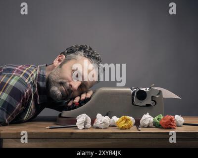 Zerknittertes Papier mit einer alten Schreibmaschine auf hölzernen Schreibtisch, Geschäftsmann, schlafen, Kreativität-Konzept Stockfoto