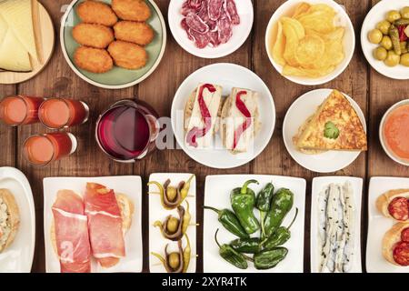 Spanische Tapas. Wein, jamon, Gazpacho, Tortilla und andere Snacks, Schuß von oben auf einen dunklen Holzmöbeln im Landhausstil Hintergrund Stockfoto
