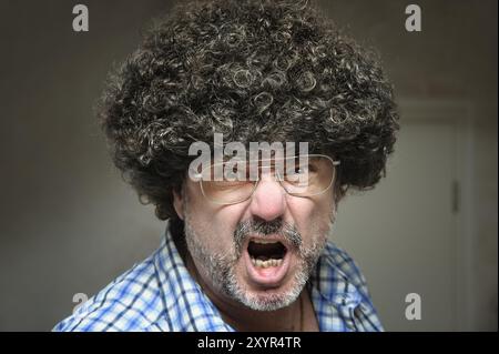 Ein wütender Mann schreit mit offenem Mund Stockfoto