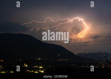 Gewitter über den südlichen Alpen, östlich des Gardasees, Italien Stockfoto