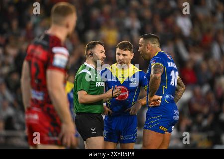 Schiedsrichter Liam Moore gibt Paul Vaughan von Warrington Wolves eine rote Karte während des Betfred Super League Runde 24 Matches Leigh Leopards vs Warrington Wolves in Leigh Sports Village, Leigh, Großbritannien, 30. August 2024 (Foto: Craig Thomas/News Images) in, am 30.2024. (Foto: Craig Thomas/News Images/SIPA USA) Credit: SIPA USA/Alamy Live News Stockfoto