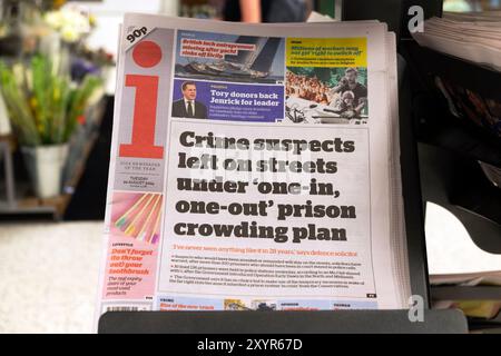 "Verbrechensverdächtige auf der Straße unter dem "Einzel-, Einzel-" Gefängnisüberfüllungsplan" i Tageszeitung inewspaper Titelzeile 20. August 2024 London UK Stockfoto