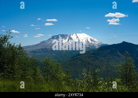 Ein klassischer Blick auf Mount St Helens vom Elk Rock Aussichtspunkt im Mount Saint Helens National Volcanic Monument Stockfoto