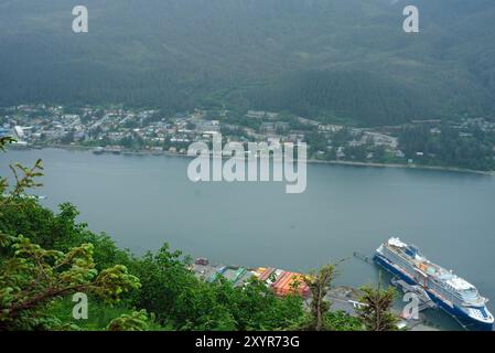 Ein kleines Wasserflugzeug, das in der Mitte des Gastineau-Kanals in Juneau, Alaska landet Stockfoto